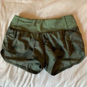 green camo lululemon speed up shorts SIZE 0
